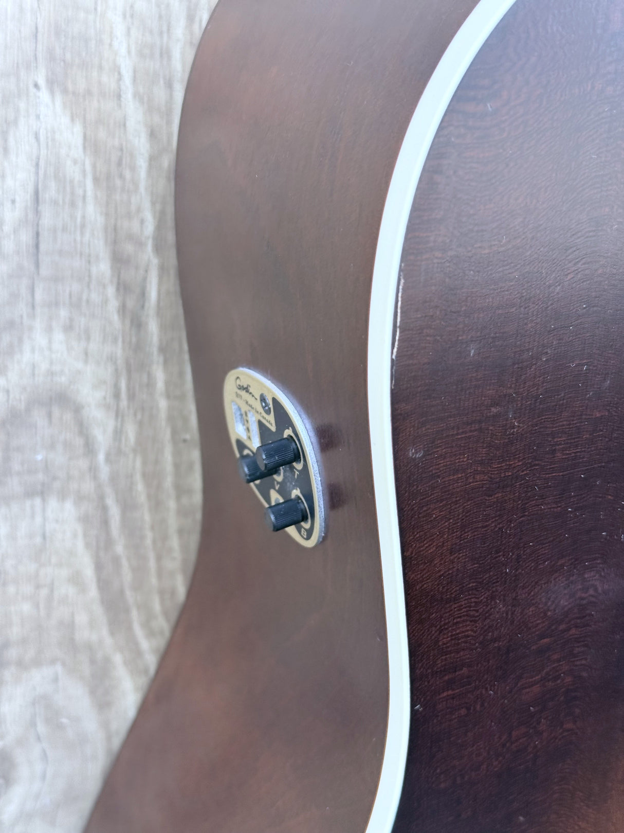 Art & Lutherie Americana Bourbon Burst Q1T