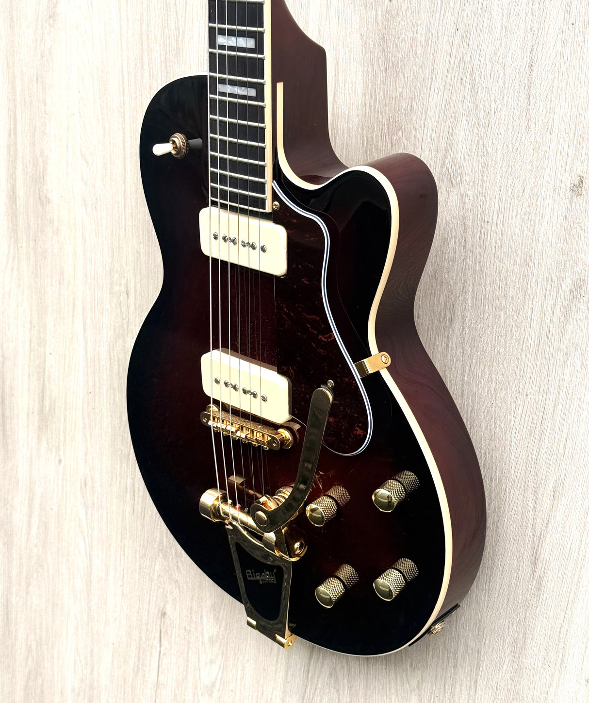Guild M75 Aristocrat P90 With Bigsby - Antique Sunburst