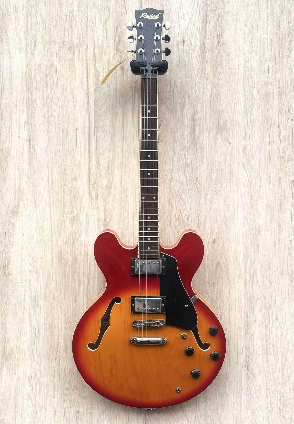 Hondo Revival H-935 Semi Acoustic Cherry Sunburst