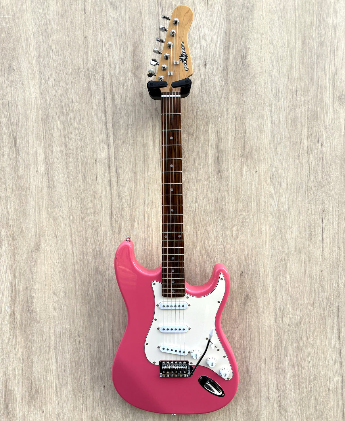Gear4Music Pink Stratocaster
