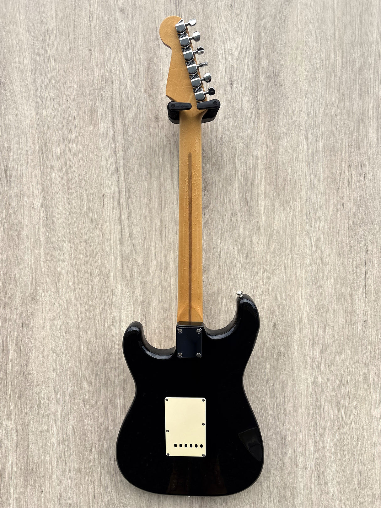 Squier Stratocaster- Made in Japan 1994 – Black w/ Maple Fretboard