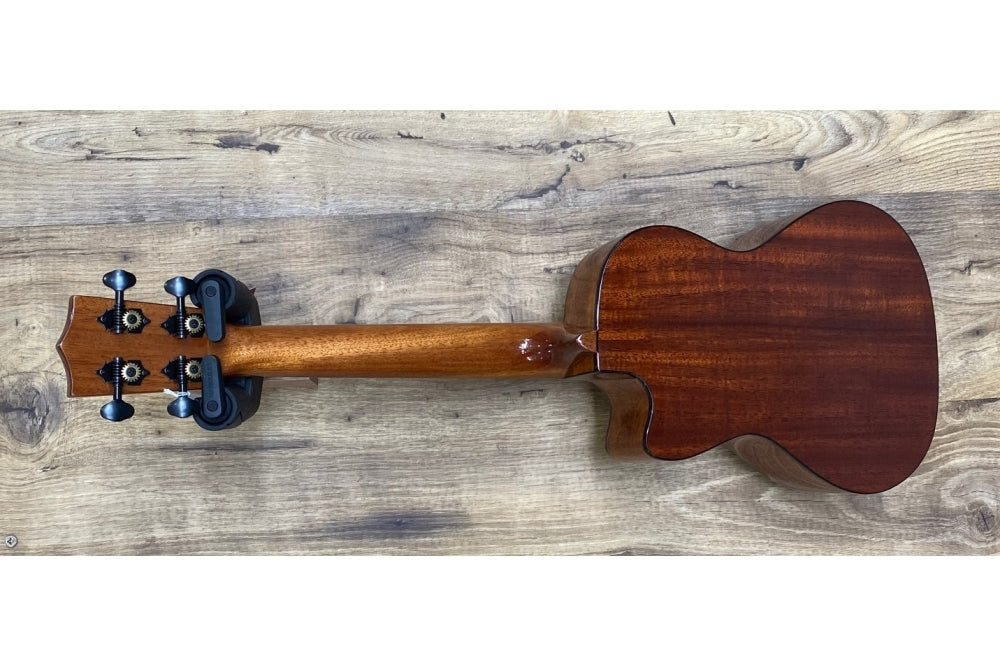 Uma UK17ST Tenor Cutaway