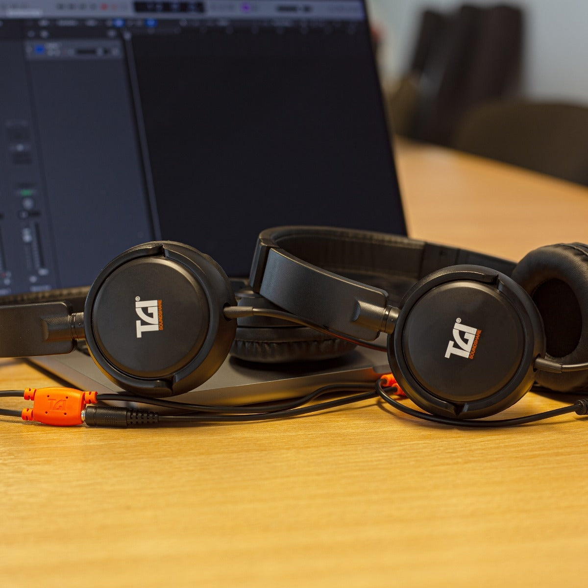 TGI SoundShare Education Headphones with Audio Sharing Connector