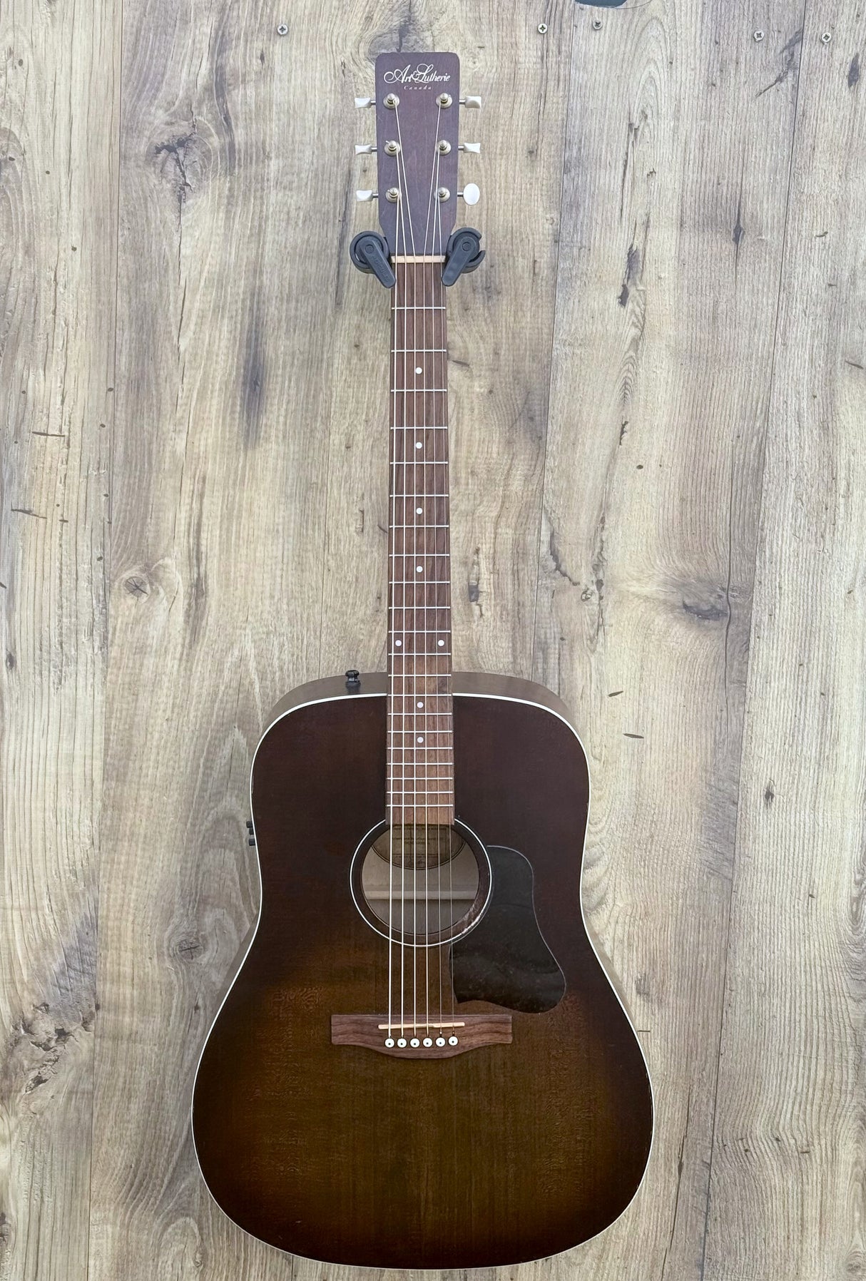 Art & Lutherie Americana Bourbon Burst Q1T