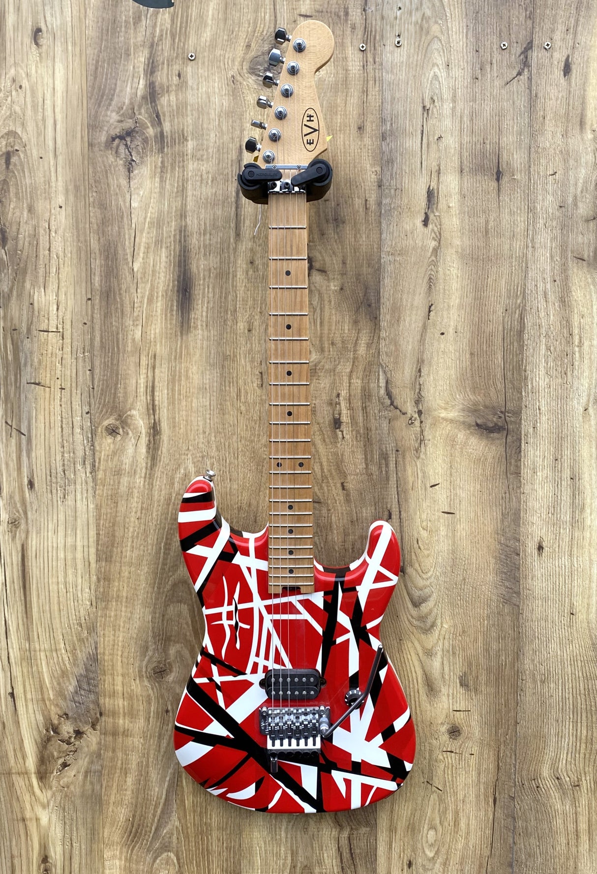 EVH	Striped Series Red with Black Stripes