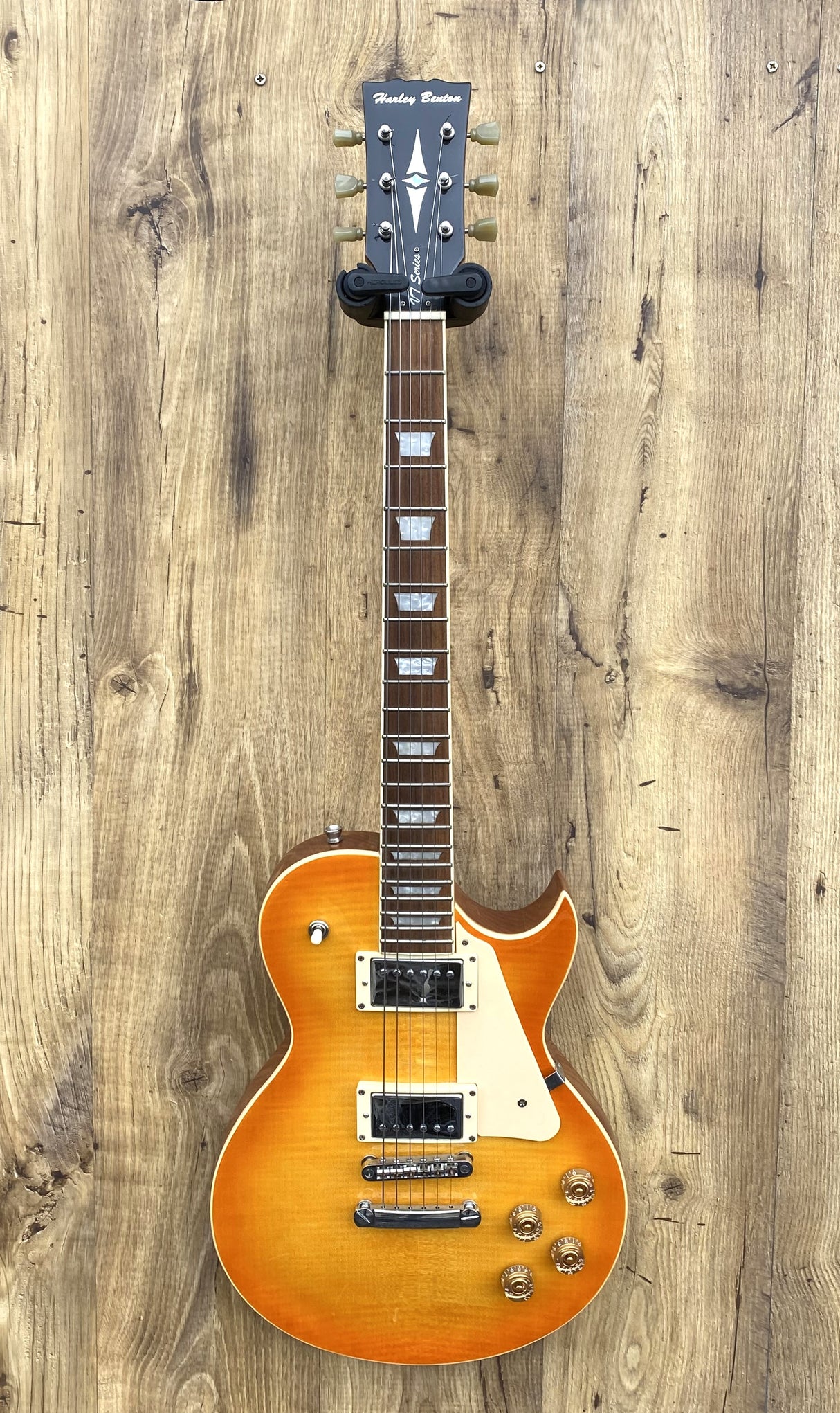 Harley Benton V7 Series Singlecut Honey Burst