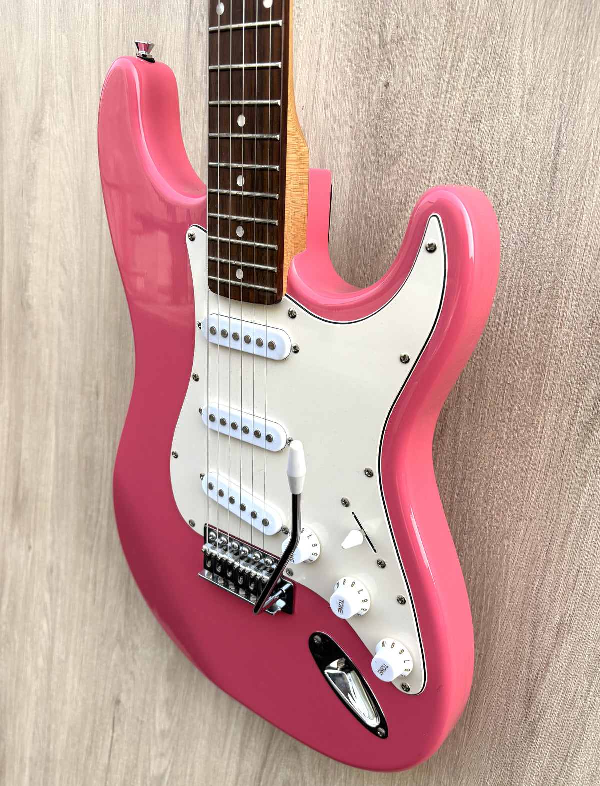 Gear4Music Pink Stratocaster