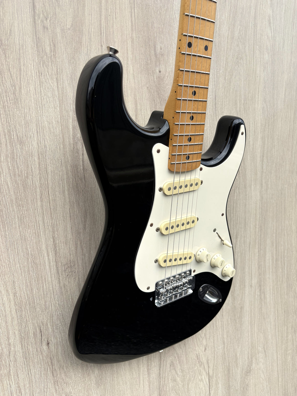 Squier Stratocaster- Made in Japan 1994 – Black w/ Maple Fretboard
